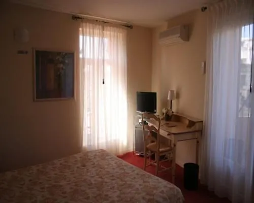 Hotel Les Cigales Allauch 3*,